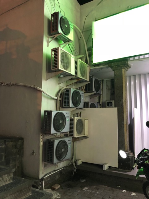 Lots of individual air conditioning units