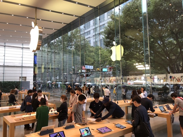 Main level of the Apple Store