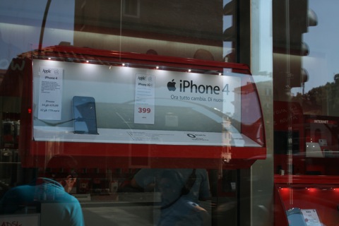 Vodafone iPhone 4 window display