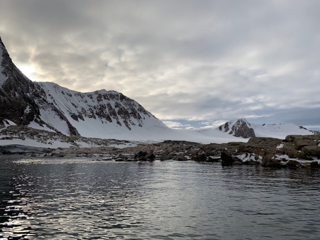 Nearby to Red Rock Ridge, handfuls of Adélie Penguins (those little black dots on the rocks)