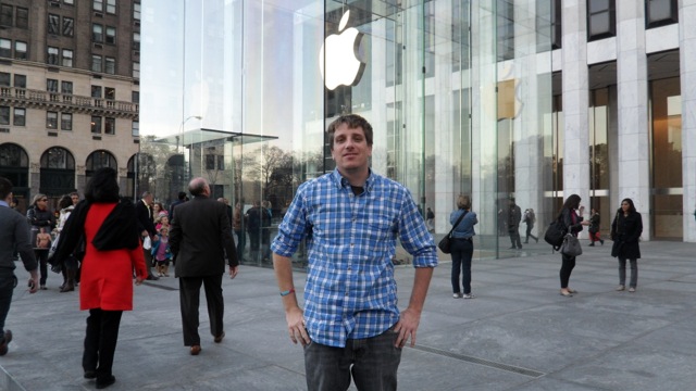 Myke in front of the Apple Store 5th Avenue